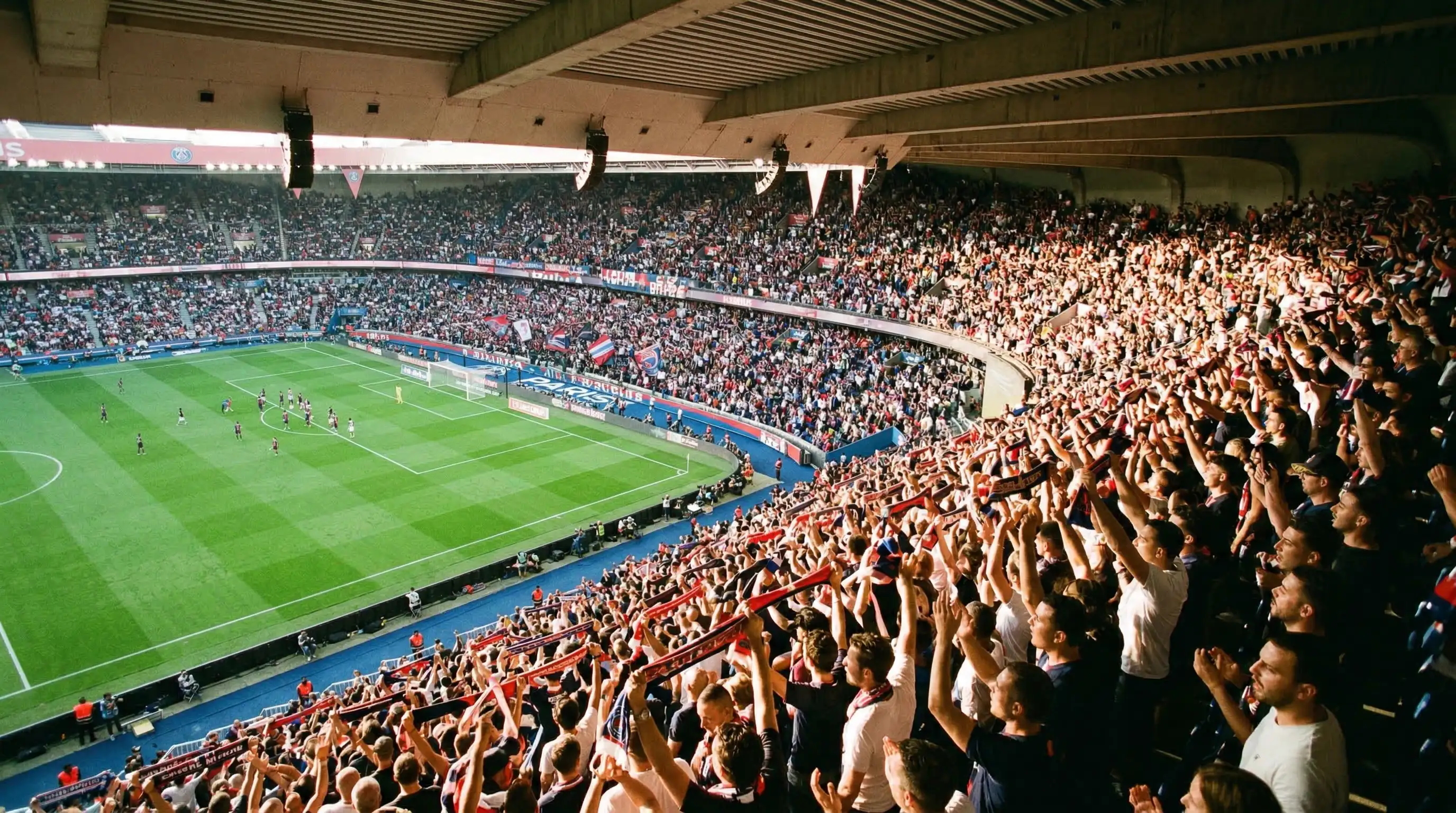 Afición llenando las gradas de un estadio francés en un partido de la Ligue 1